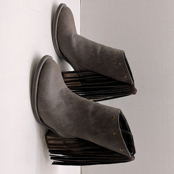 BOOTS, FRINGE, ANKLE,  7” tall, 6.5, Woman’s, seems wide width. comfortable - Picture 1 of 8